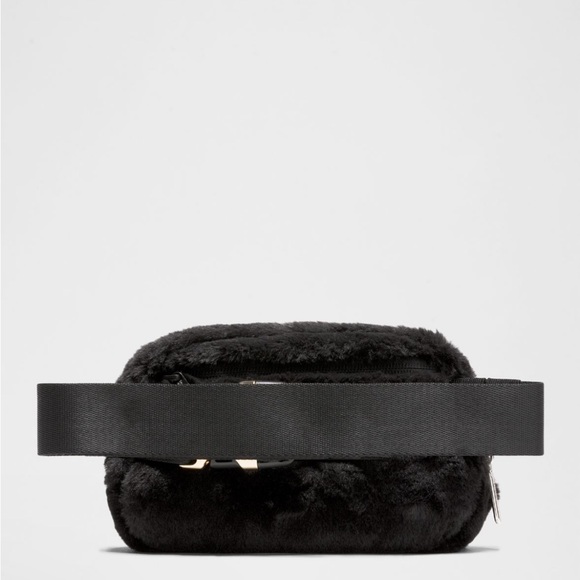 NWT Lululemon Plush Fleece Everywhere Belt Bag 1L in Black and Gold - Picture 8 of 13